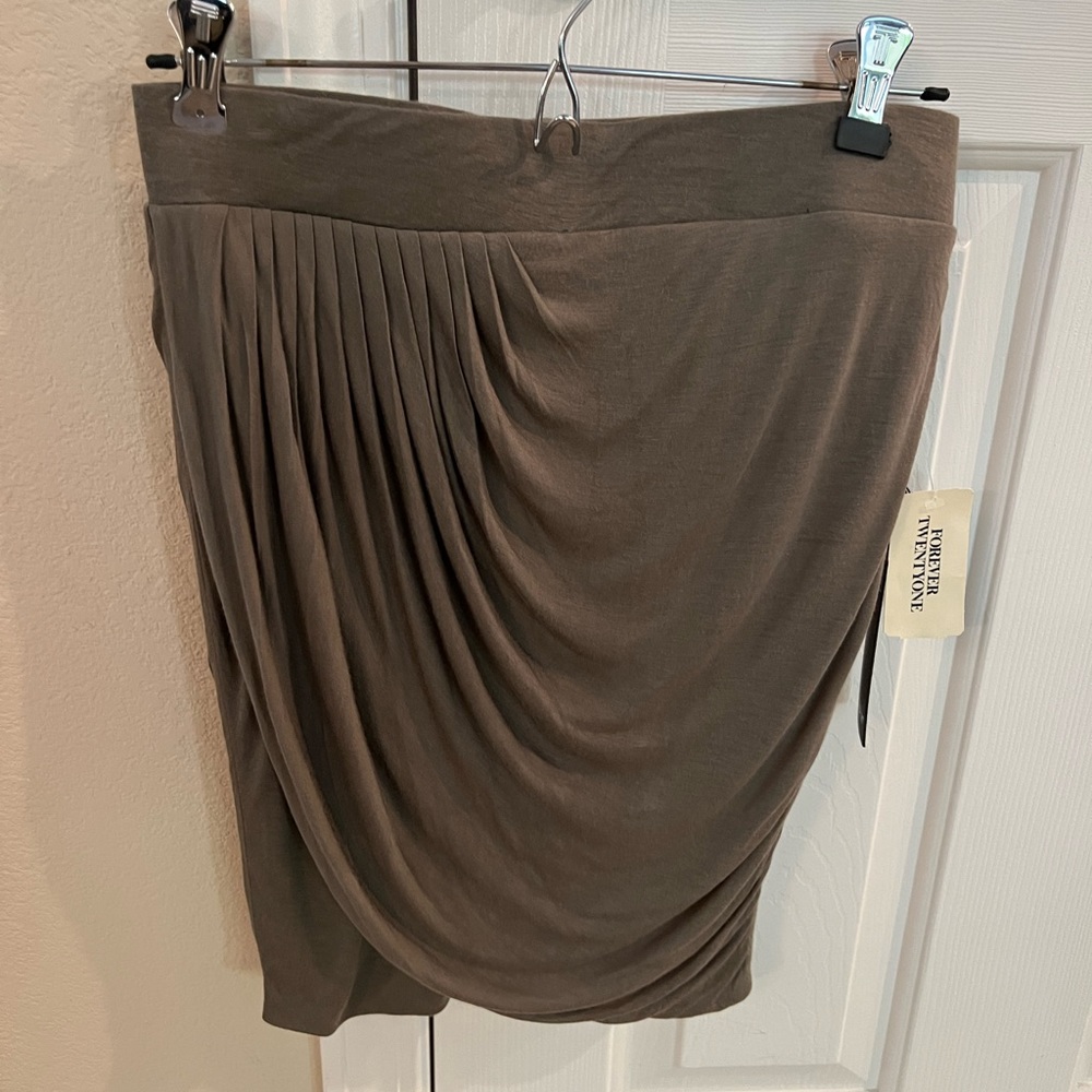 Forever 21 short skirt NWT Size M olive color elastic waistband